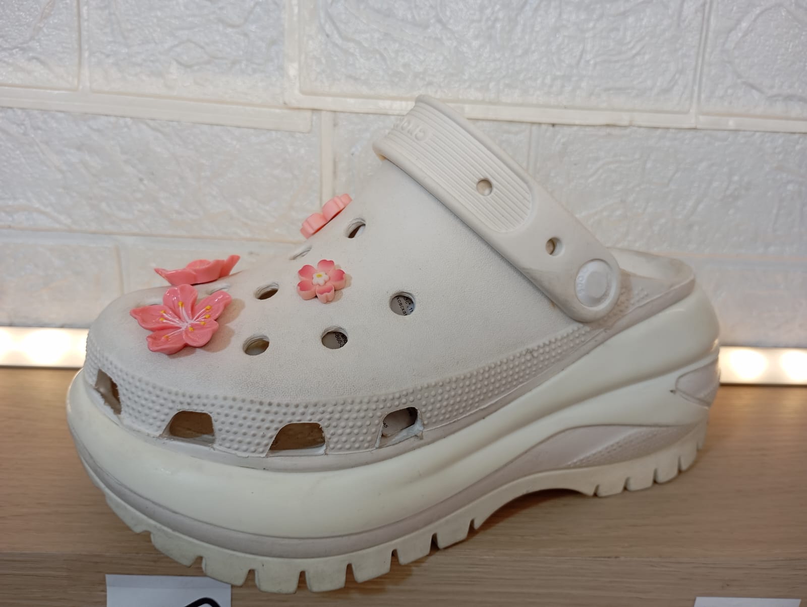 CROCS MEGA CRUSH-MEGA CRUSH WHITE M3 - M7-berkah, sehat, bahagia selalu. Senyum aja dulu