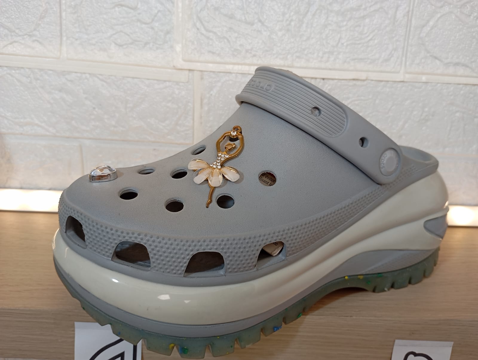 CROCS MEGA CRUSH-MEGA CRUSH GREY M3 - M7-berkah, sehat, bahagia selalu. Senyum aja dulu