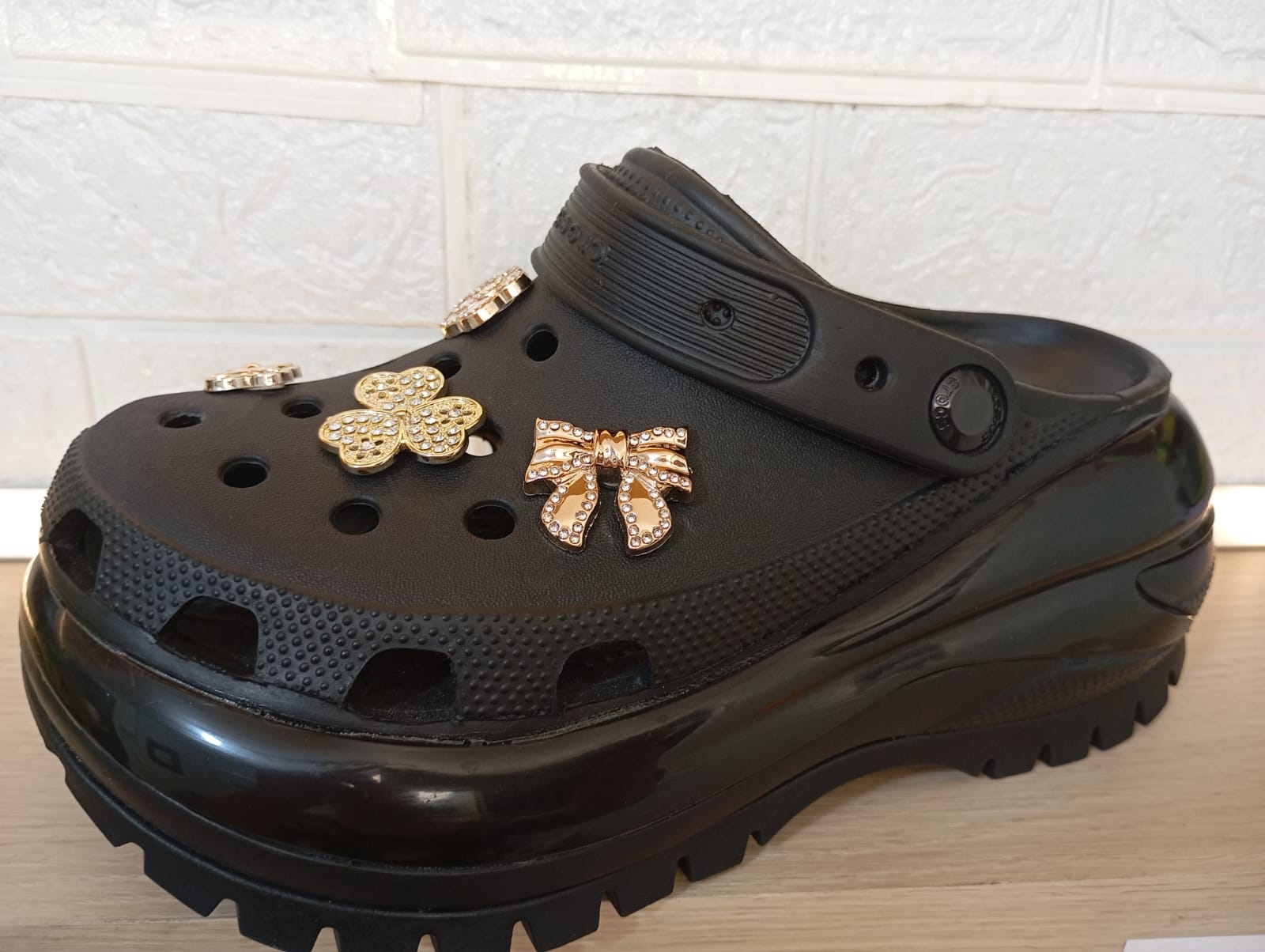 CROCS MEGA CRUSH-MEGA CRUSH BLACK M3 - M7-berkah, sehat, bahagia selalu. Senyum aja dulu