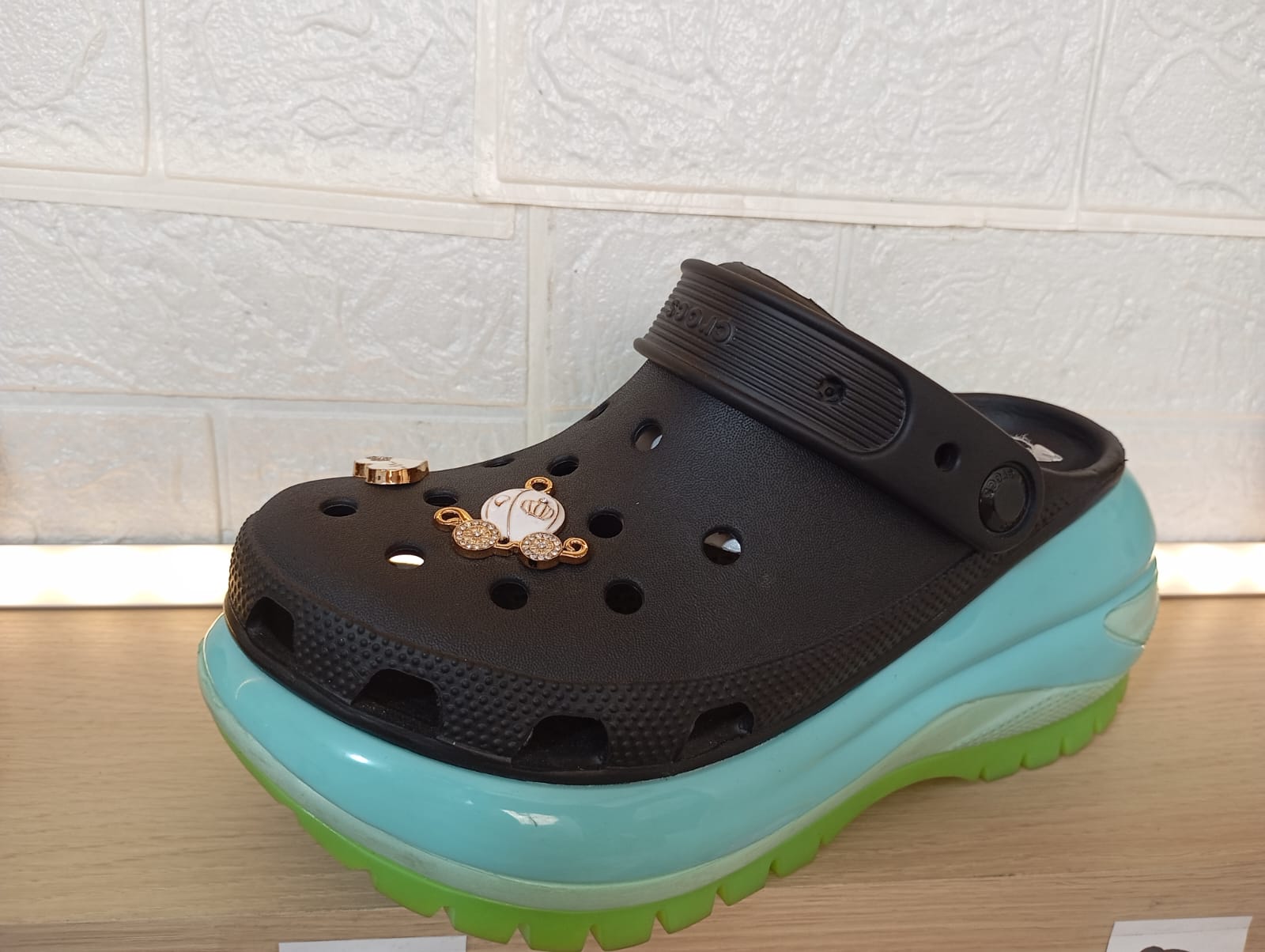 CROCS MEGA CRUSH-MEGA CRUSH NEW BLACK BLUE GREEN M3 - M7-berkah, sehat, bahagia selalu. Senyum aja dulu