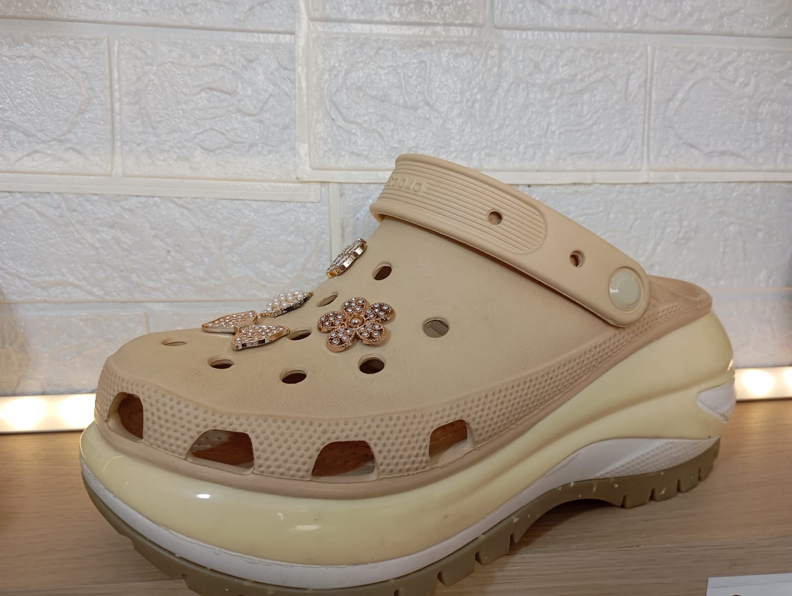 CROCS MEGA CRUSH-MEGA CRUSH NEW SHITAKE BEIGE M3 - M7-berkah, sehat, bahagia selalu. Senyum aja dulu