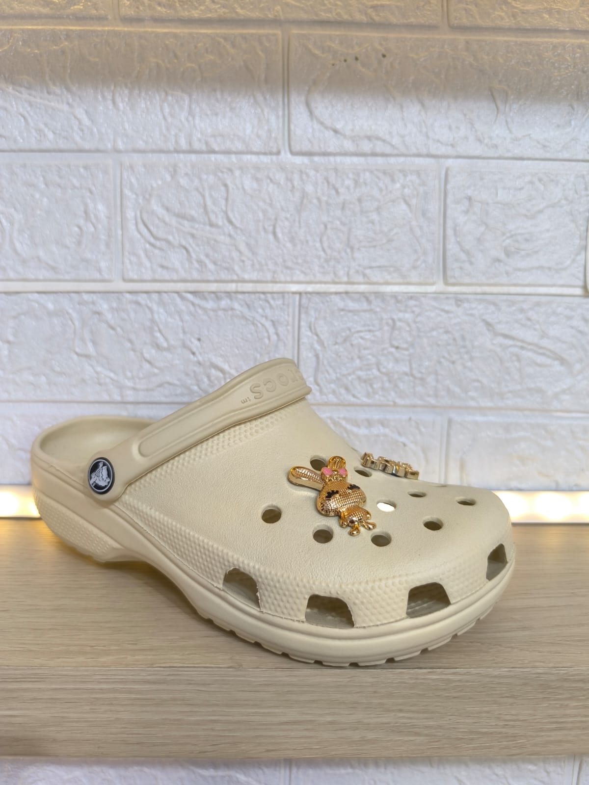 CROCS FLAT-FLAT BEIGE M4-M11-berkah, sehat, bahagia selalu. Senyum aja dulu