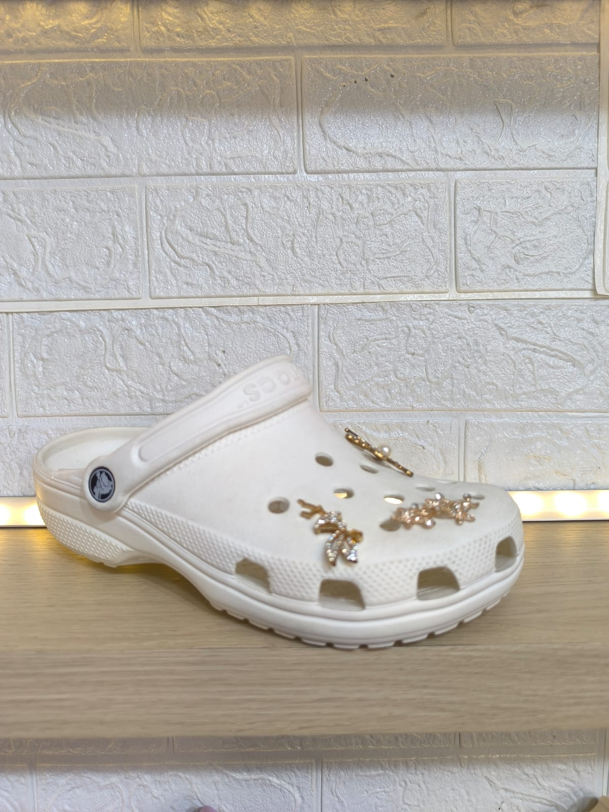 CROCS FLAT-FLAT WHITE M4-M11-berkah, sehat, bahagia selalu. Senyum aja dulu