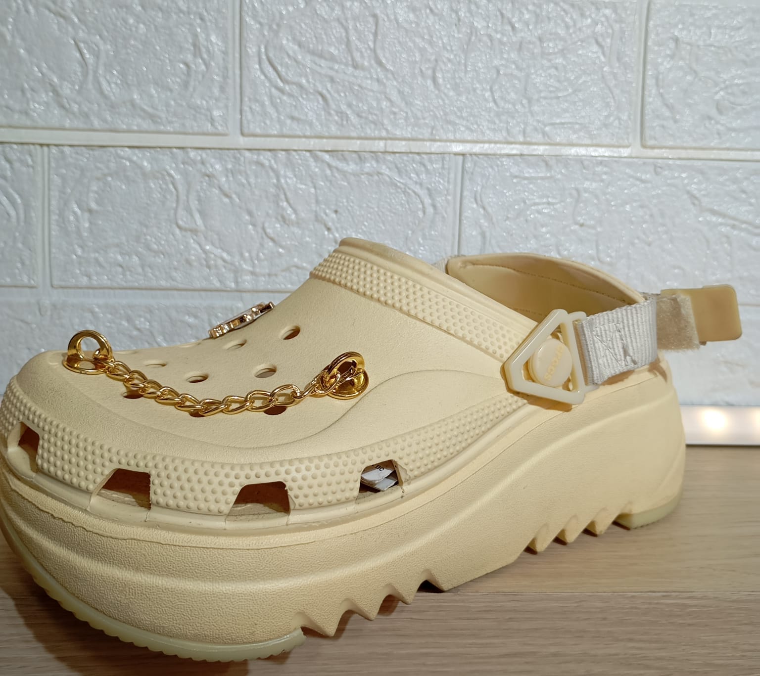 CROCS HIKER XSCAPE-HIKER XSCAPE IVORY M4-M11-berkah, sehat, bahagia selalu. Senyum aja dulu