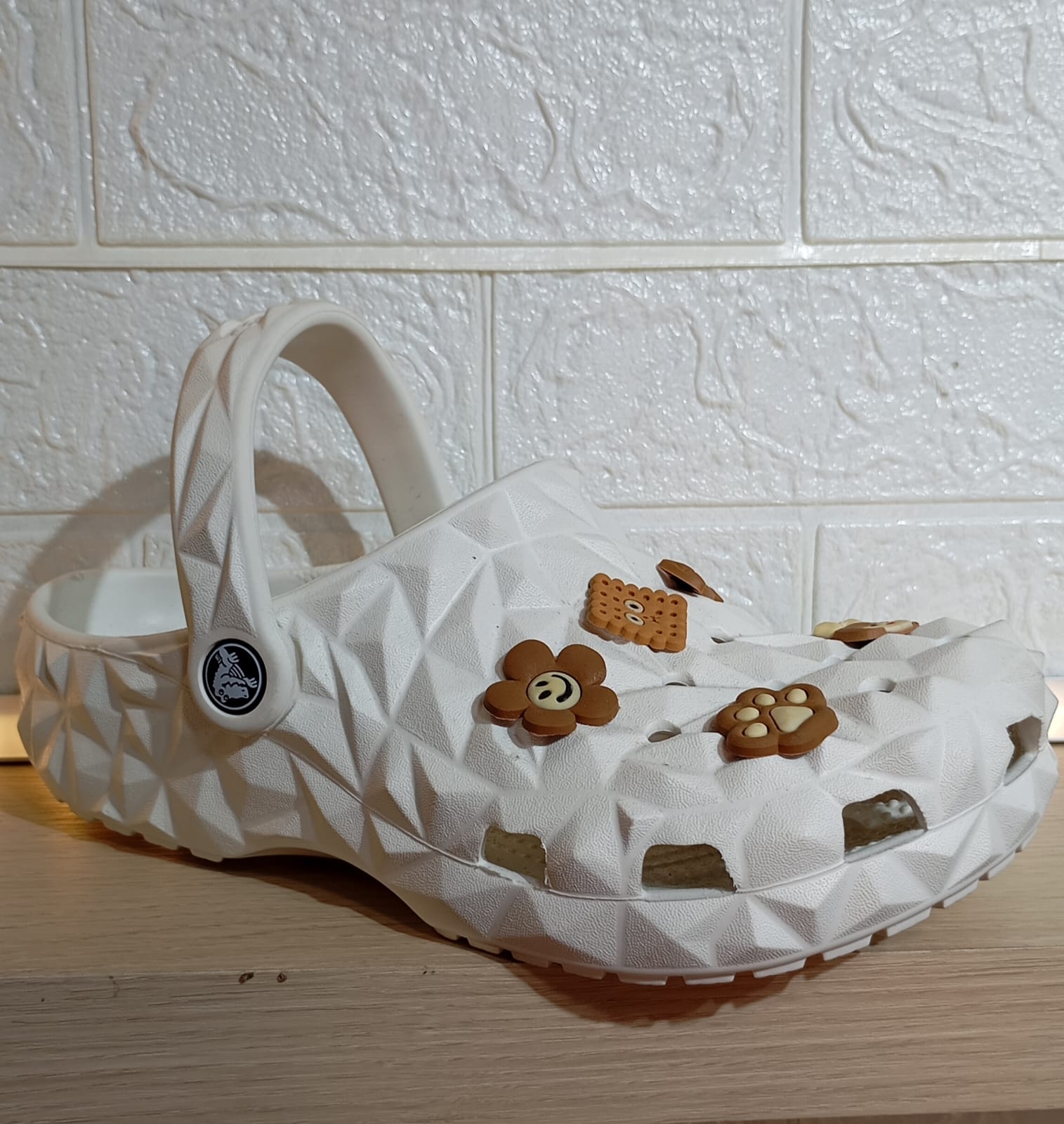CROCS GEOMETRIC-GEO WHITE M3 - M11-berkah, sehat, bahagia selalu. Senyum aja dulu