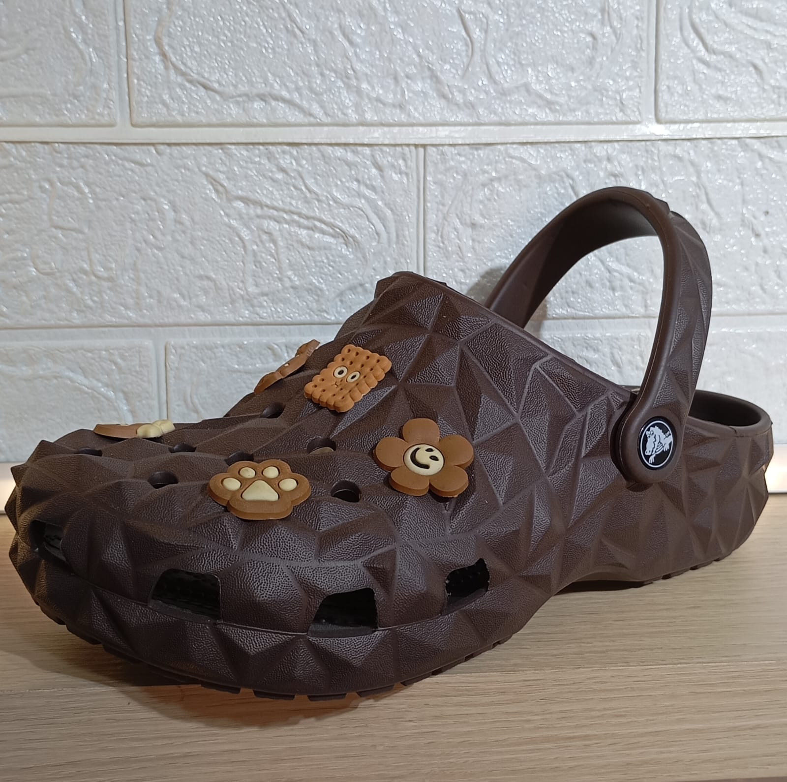 CROCS GEOMETRIC-GEO BROWN M3 - M11-berkah, sehat, bahagia selalu. Senyum aja dulu