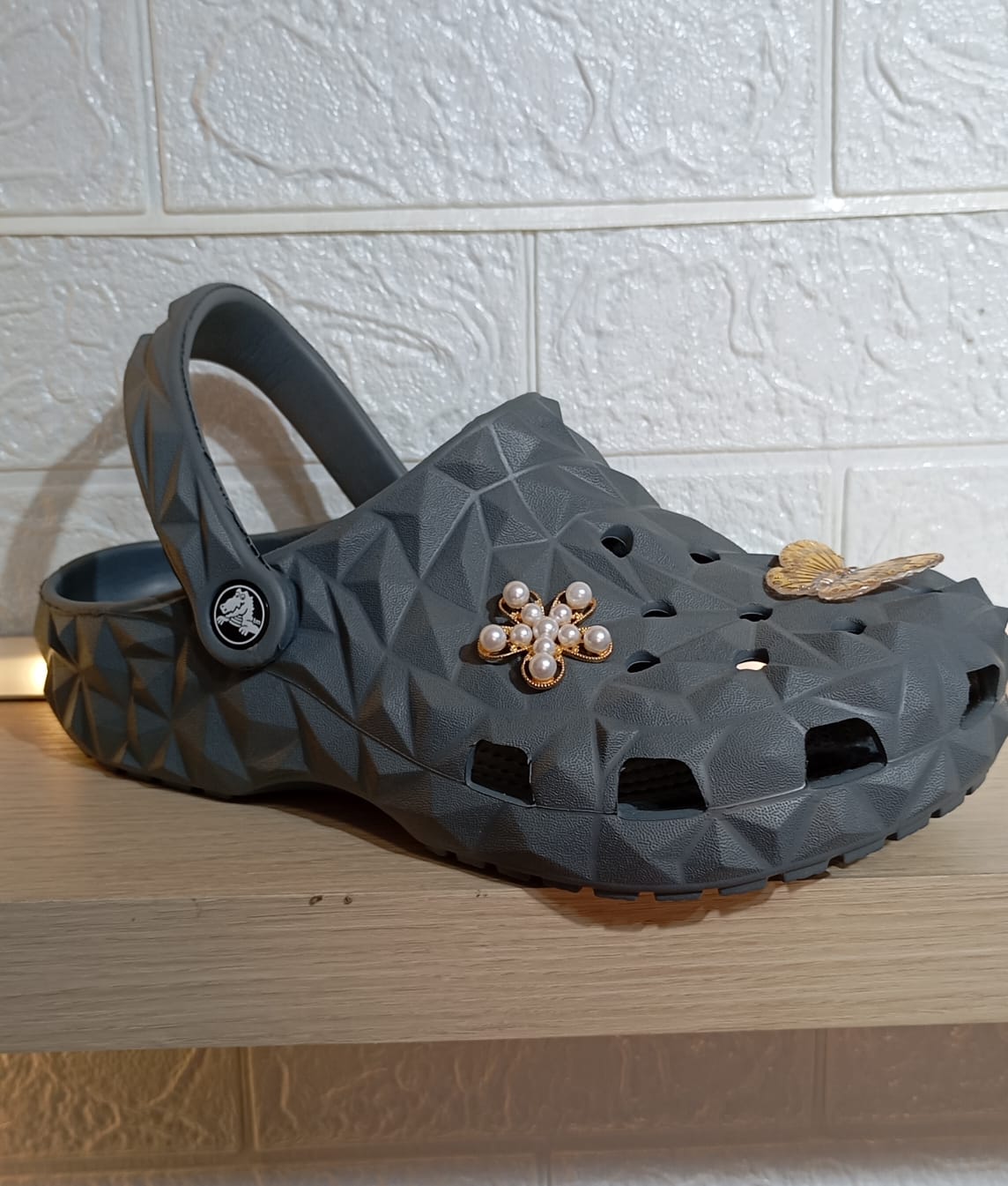 CROCS GEOMETRIC-GEO GREY M3 - M11-berkah, sehat, bahagia selalu. Senyum aja dulu