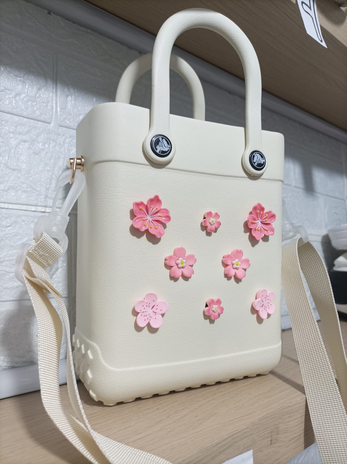 TAS KOTAK KECIL CROCS-MINI BAG CROCS BROKEN WHITE-berkah, sehat, bahagia selalu. Senyum aja dulu