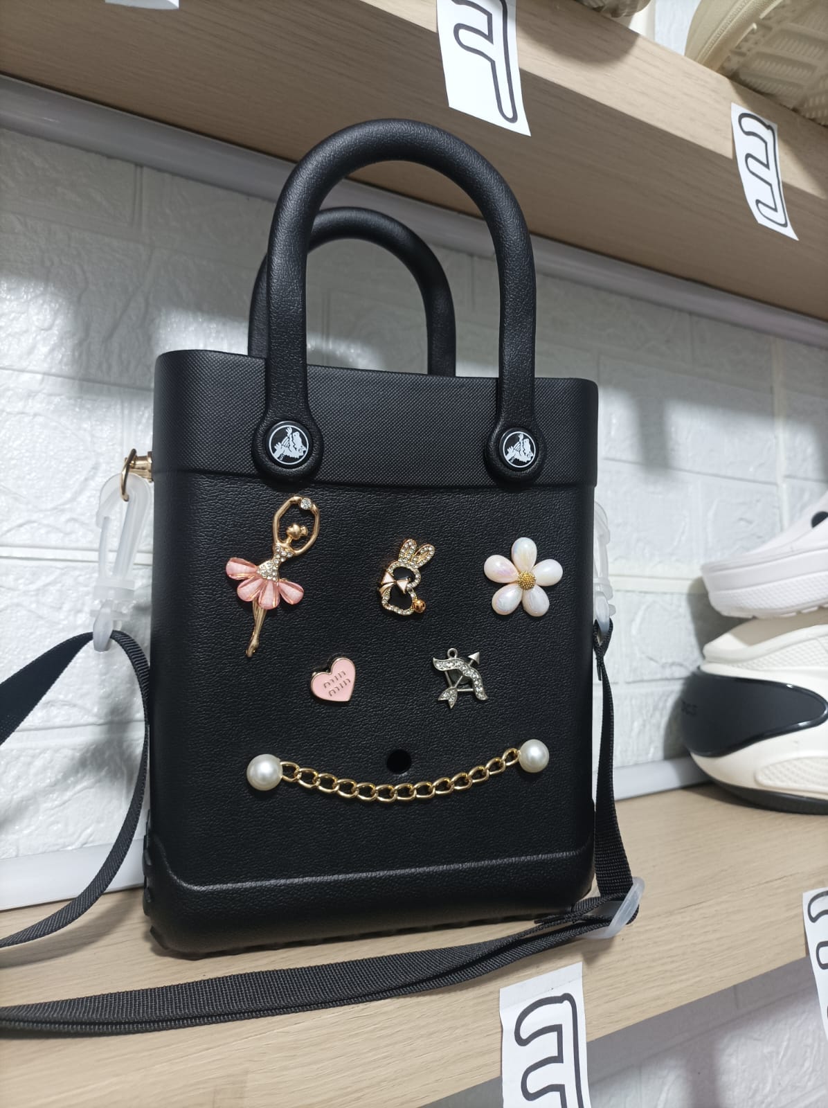 TAS KOTAK KECIL CROCS-MINI BAG CROCS BLACK-berkah, sehat, bahagia selalu. Senyum aja dulu