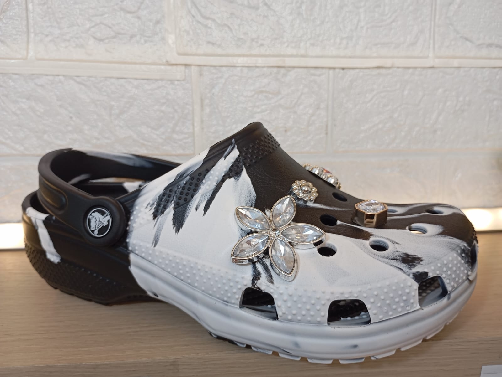 MARBLE CLOG-MARBLE CLOG  BLACK M4-M11-berkah, sehat, bahagia selalu. Senyum aja dulu